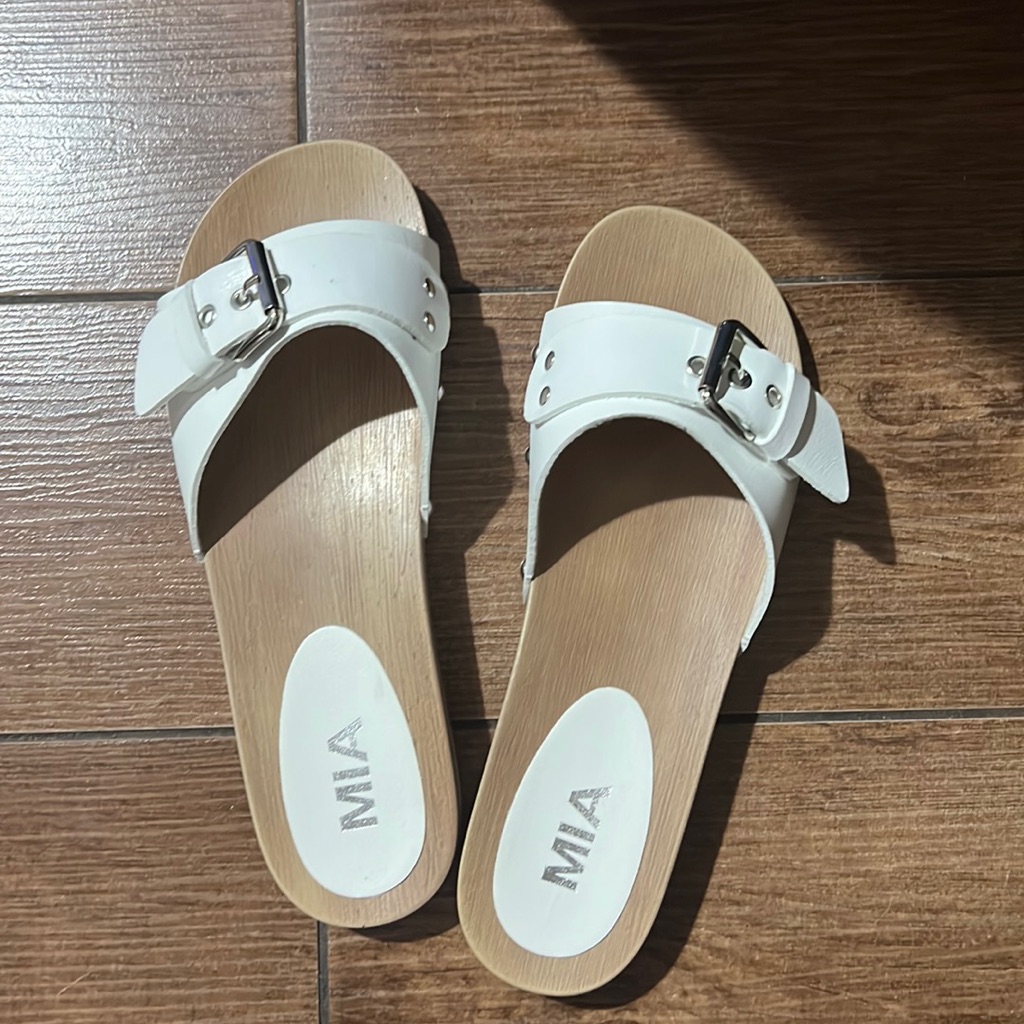 Mia Shoes White Sandal. Look Like Dr Scholls. New W/O Box.